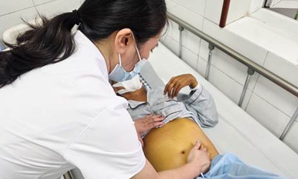Phát hiện viêm gan B rồi bỏ điều trị suốt 20 năm, người đàn ông 53 tuổi phải lọc máu, vợ con cũng nhiễm bệnh