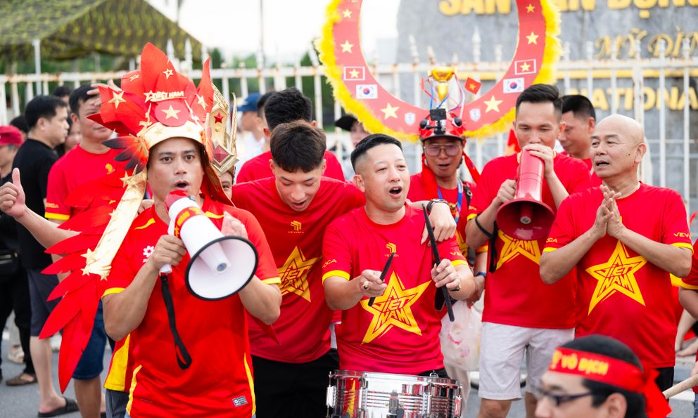 Sức nóng nghẹt thở tại Mỹ Đình ngay lúc này: Hàng ngàn CĐV sục sôi khí thế cổ vũ tuyển Việt Nam đại thắng Campuchia 
