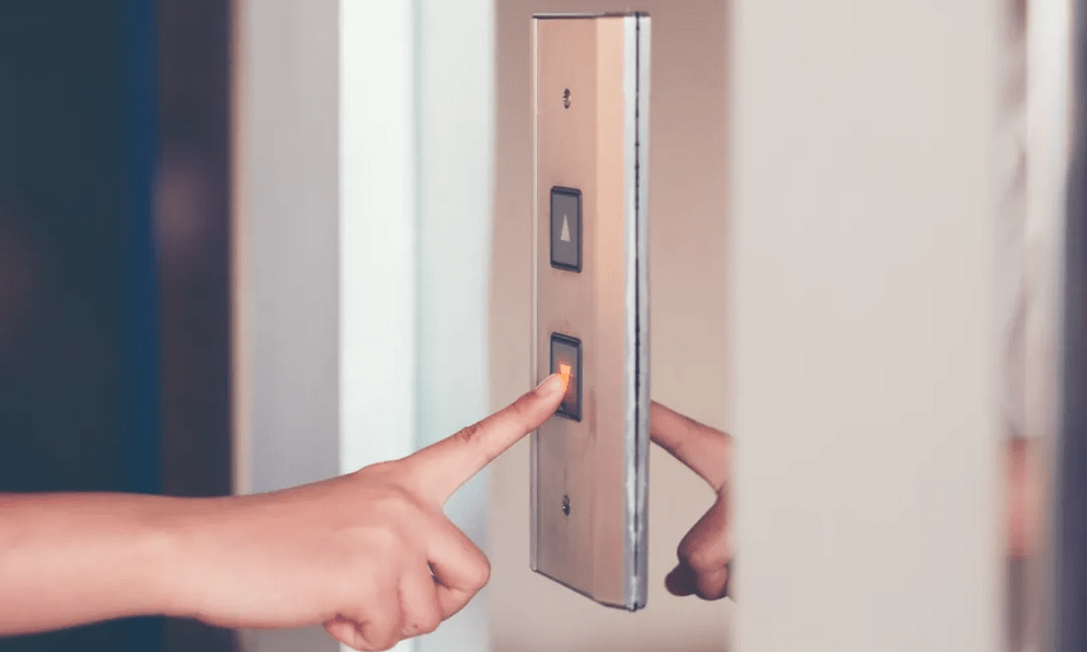 10 điều không nên làm khi đi thang máy có thể bạn chưa nghe thấy bao giờ