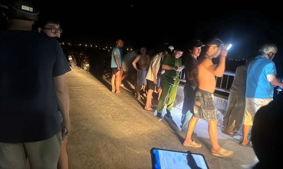 Giận chồng, người phụ nữ để lại dép và lời nhắn gây hoang mang trên cầu rồi bế con đi chơi