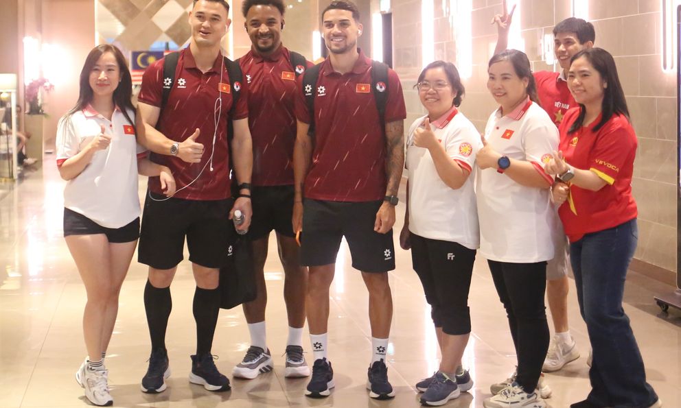 Nóng trước trận bán kết ASEAN Cup: Malaysia mưa lớn, ĐT Việt Nam lên đường ra sân được CĐV tiếp lửa nồng nhiệt