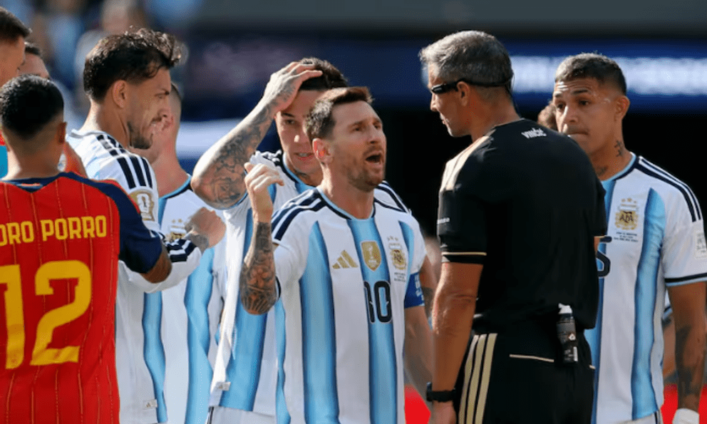 3 triệu người xem video chưa từng công bố hé lộ câu nói cực gắt của trọng tài với Messi ở chung kết World Cup