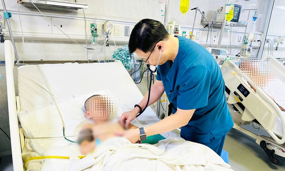 Bé trai 6 tuổi ở Hà Nội bị cọc hàng rào xuyên qua bụng - tầng sinh môn, bác sĩ Việt Đức 4 giờ giành lại sự sống