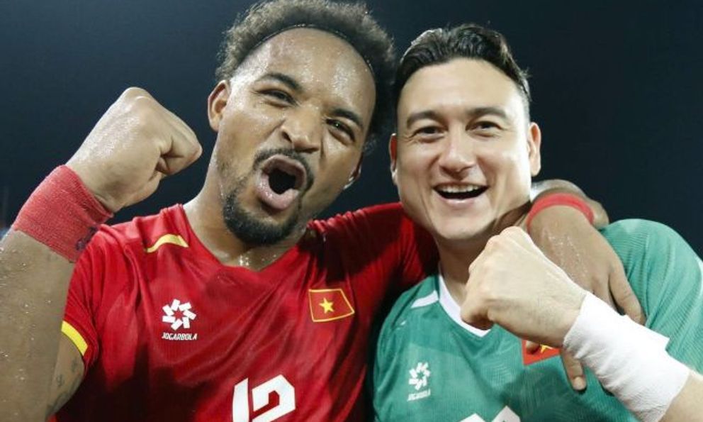 Hội tuyển thủ Việt Nam và dàn WAGs xinh đẹp ăn mừng tưng bừng sau khi đả bại Malaysia, giành vé vào chung kết Asean Cup 2026 gặp Thái Lan