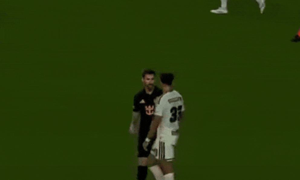 Video: Messi tát vào đầu đối thủ rồi xô xát nảy lửa, nguy cơ bị phạt nguội