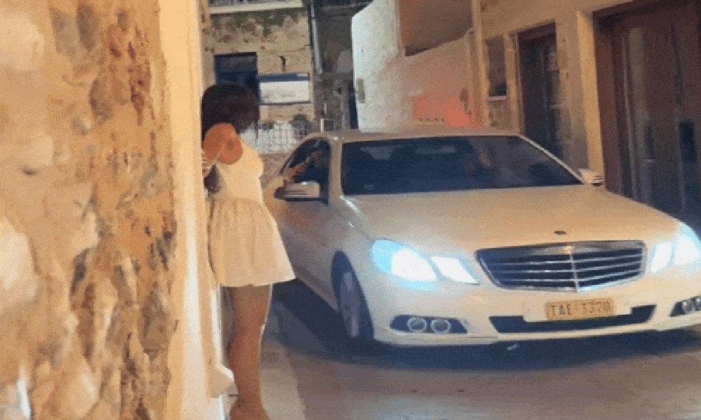 Chuyện gì xảy ra với cô gái đang quay clip trên phố thì người đàn ông đi xe Mercedes đột ngột đến nắm tay?