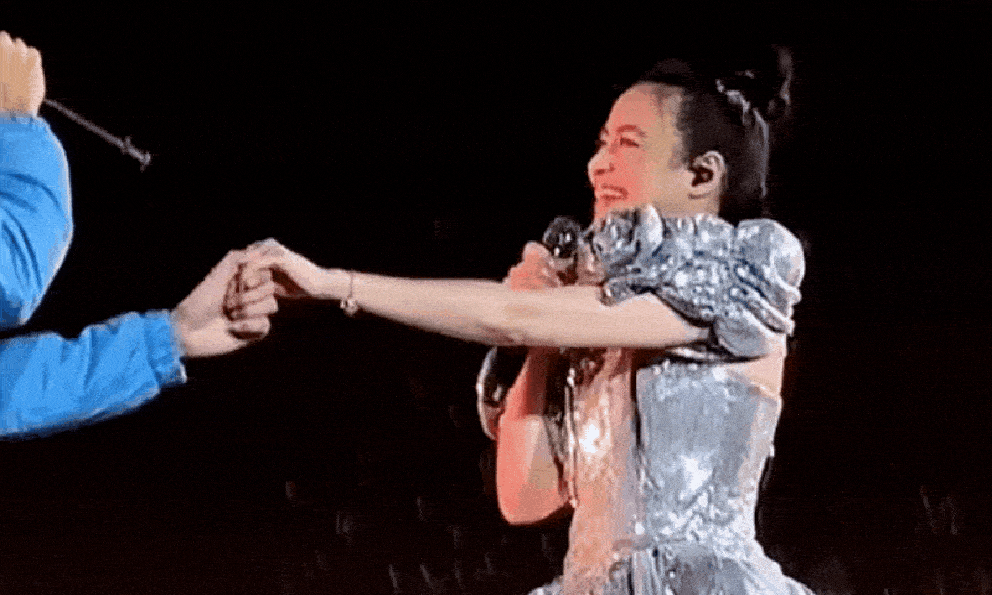 Hoàng Thuỳ Linh cứ ở gần Đen Vâu là thế này đây