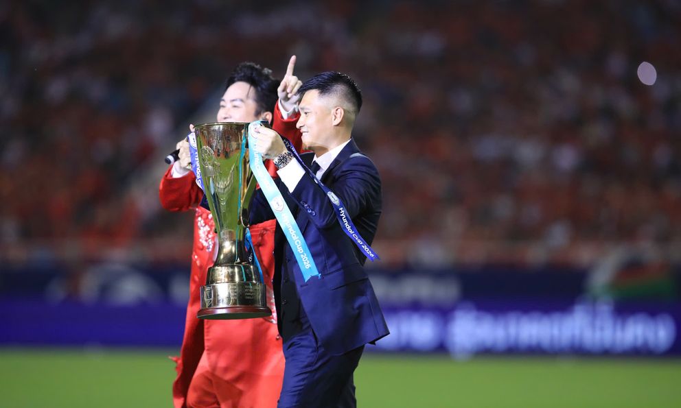 Danh thủ Công Vinh diện vest bảnh bao, giơ cao chiếc cúp vô địch ASEAN Cup 2026 trước hàng ngàn CĐV ở Mỹ Đình 