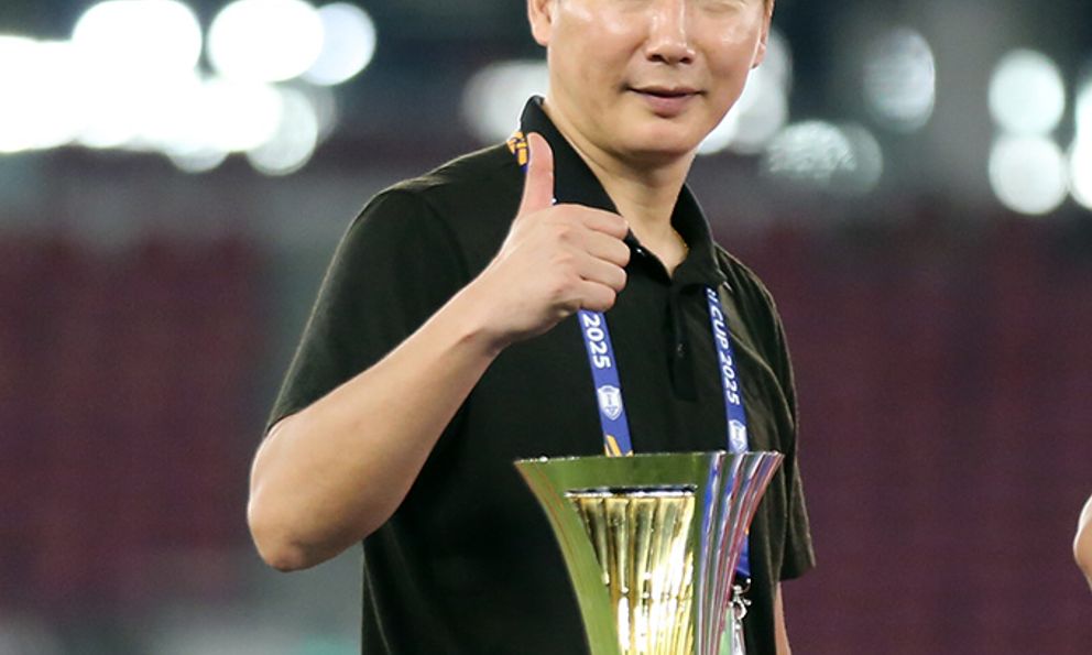 Vợ HLV Kim Sang-sik muốn sang Việt Nam sống, ông Kim trêu: “Giá nhà ở Hà Nội cao quá, chưa mua được” 