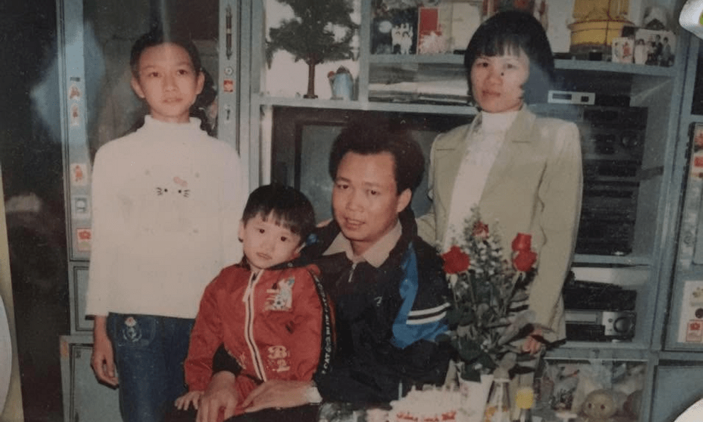 Cậu bé quê Hải Phòng bẽn lẽn ngồi trong tay bố, 20 năm sau thành “nhà vua” không ngai của bóng đá Đông Nam Á