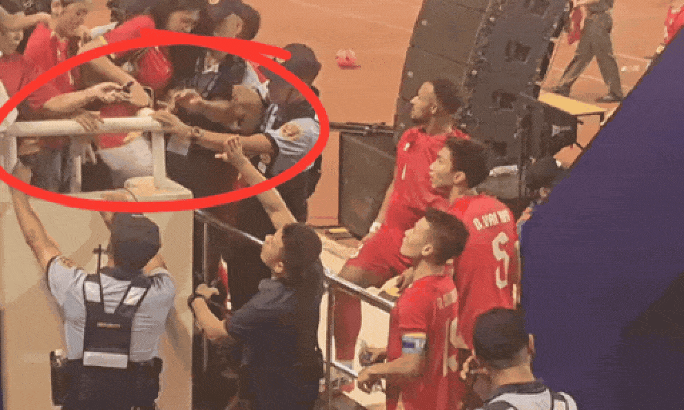 4 giây tả thực mối quan hệ của hai nàng hot WAGs bị so bì nhiều nhất làng bóng đá: Chu Thanh Huyền - Doãn Hải My
