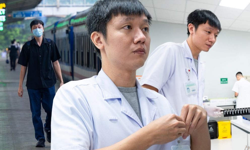 6 giờ sáng, nam bác sĩ Bệnh viện Bạch Mai mang cơm vợ nấu, lên tàu đi Ninh Bình: 
