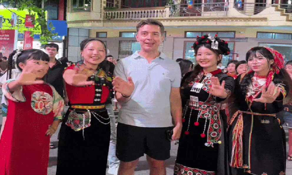 Mời đại một khách Tây quay clip “I love Việt Nam”, cô gái Tuyên Quang không ngờ đó là Đại sứ Liên minh châu Âu tại Việt Nam