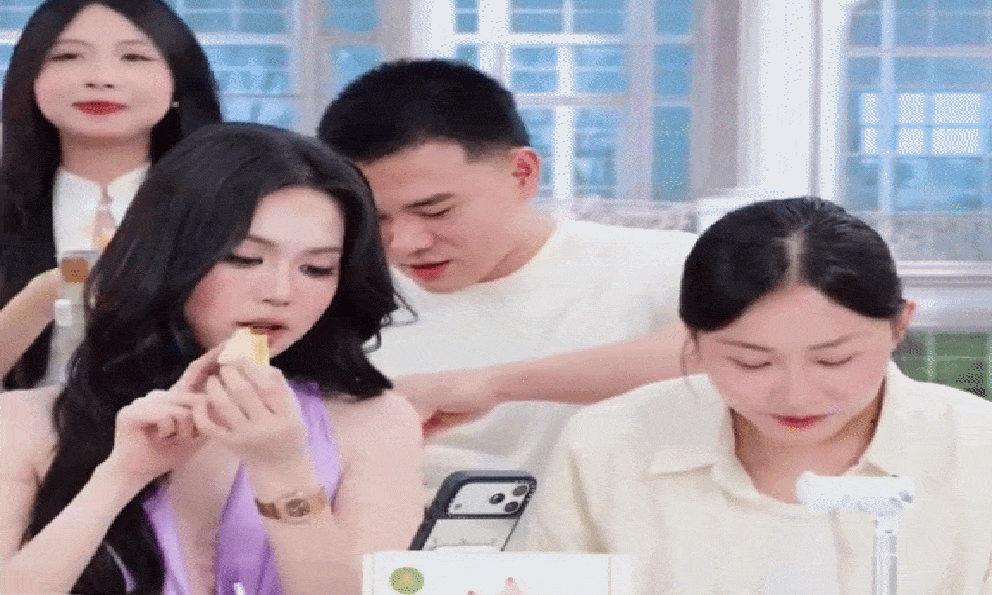 Chị gái Quang Linh Vlogs livestream cùng Ngọc Trinh