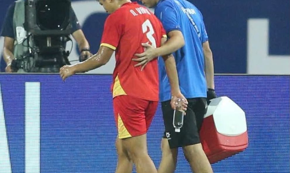 Văn Vĩ dính chấn thương gì mà lỡ hẹn FIFA ASEAN Cup?