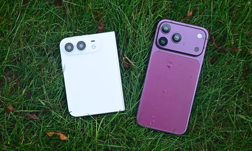 Mô hình iPhone 18 Pro Max đỏ cherry và iPhone Ultra trắng