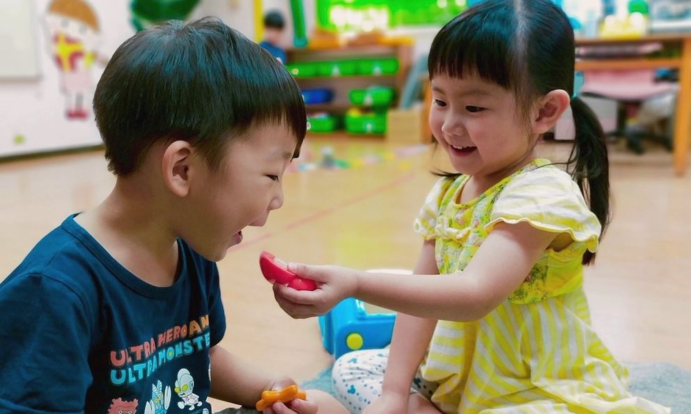 Giáo viên mầm non tiết lộ: Những đứa trẻ được bạn bè yêu quý ở trường thường có 5 điểm chung
