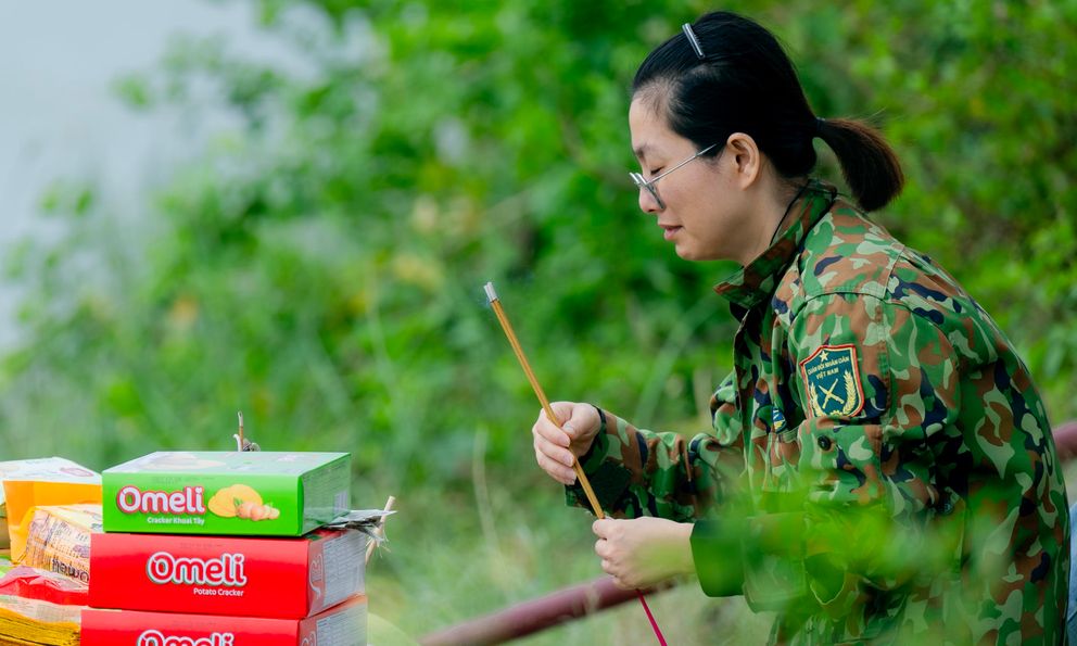 Xót xa hình ảnh người vợ khóc nghẹn bên bờ sông, gọi tên chồng trong vô vọng sau khi Thiếu tá lao xuống cứu người