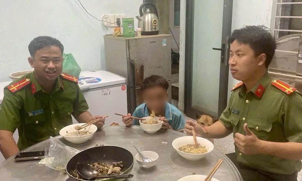 Nhớ mẹ đi làm thuê, bé trai 13 tuổi ở Quảng Ngãi đi bộ hơn 100km để gặp mẹ