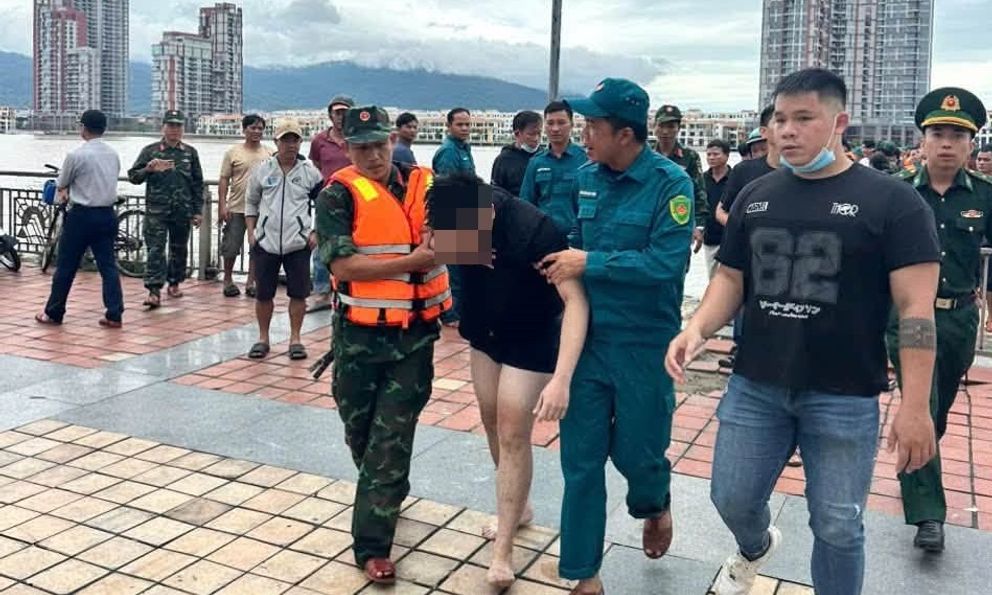 Đang tập lái ca nô trên sông Hàn, bộ đội kịp cứu nam thanh niên gặp nạn