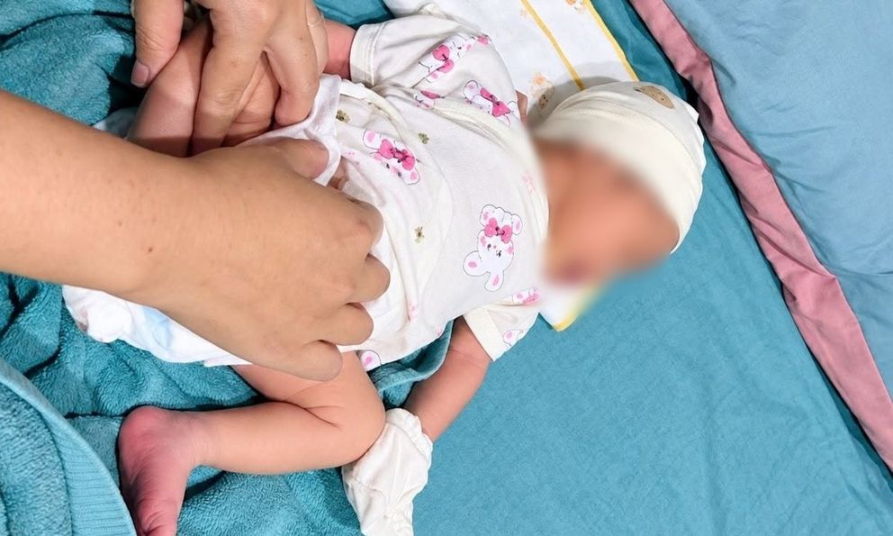 Bé gái sơ sinh bị bỏ trước cửa nhà dân kèm mảnh giấy nhắn 
