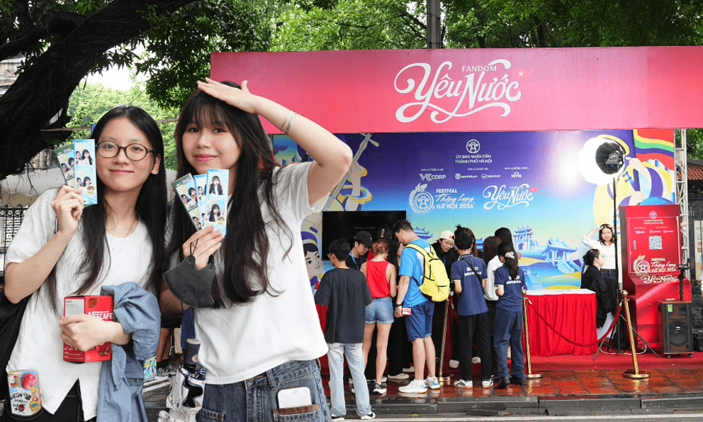 Người trẻ đến Văn Miếu “xin vía” học hành, công việc: Booth Fandom Yêu Nước có gì mà đông khách?