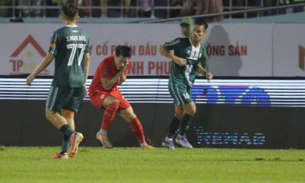 Va chạm ở V.League: Đình Bắc bị cựu sao HAGL giật cùi chỏ 