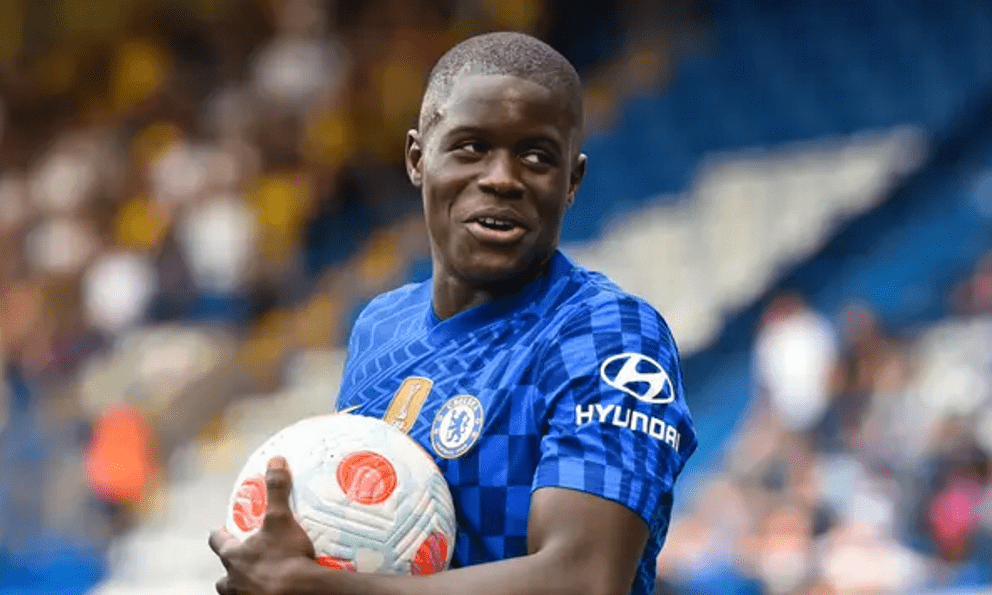 Cựu cầu thủ Chelsea đang đi ăn thì bị tát vào mặt 