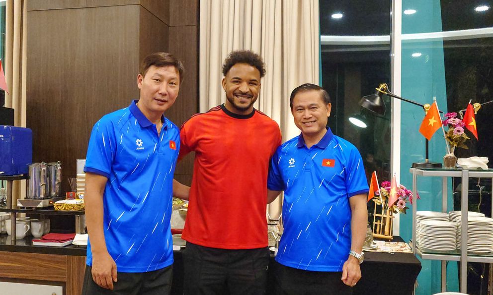 HLV Kim Sang-sik đau lòng xin lỗi người hâm mộ Việt Nam vì Xuân Son