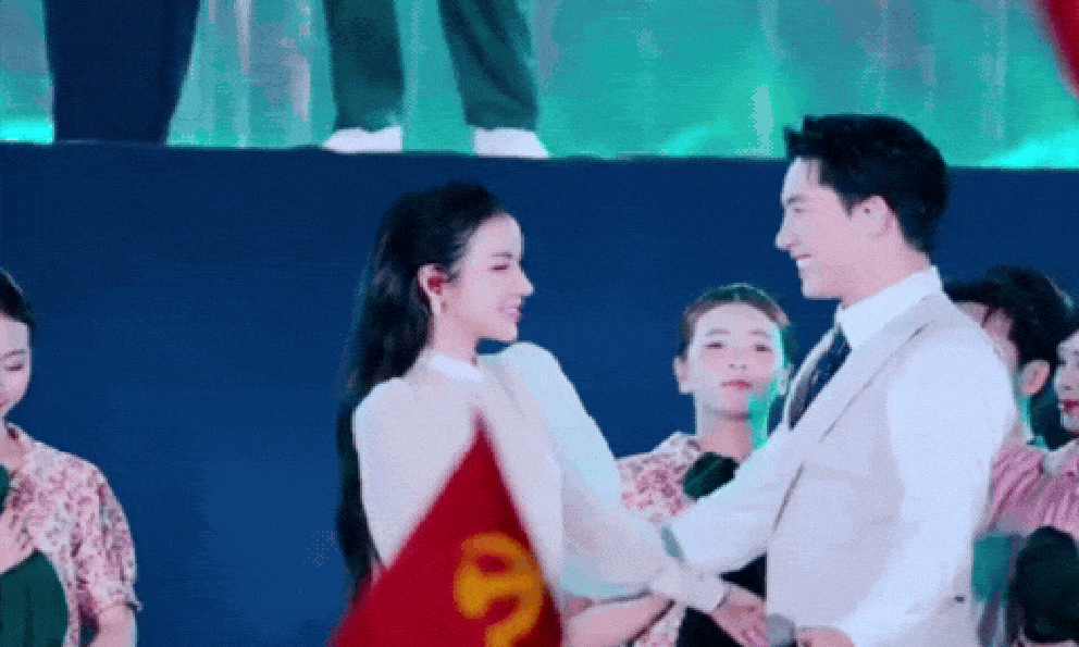 LyLy ôm chặt 