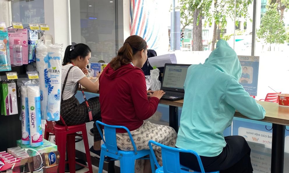 Ngồi cả buổi tối với một chai nước, vì sao cửa hàng tiện lợi chẳng nhắc bạn câu nào?