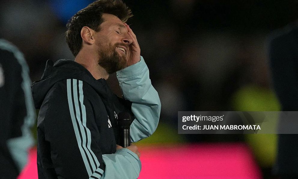Messi bật khóc nói lời tạm biệt ĐT Argentina: 