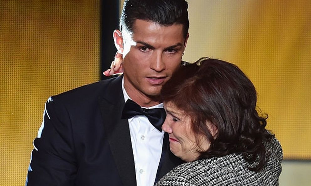 Ronaldo có 41 tuổi, là siêu sao thế giới vẫn khiến mẹ rơi nước mắt