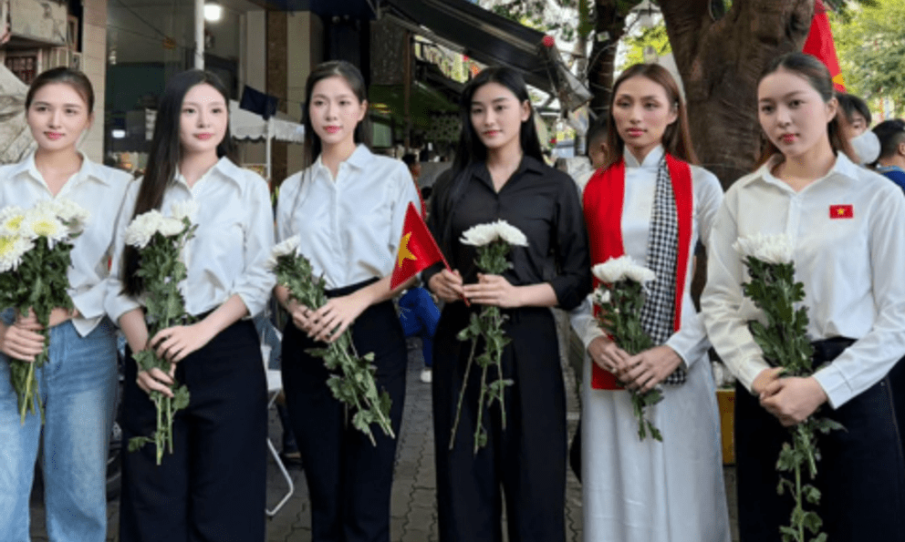 Nghệ sĩ mang hoa trắng tham dự lễ viếng đưa 731 hài cốt liệt sĩ về nơi an nghỉ 