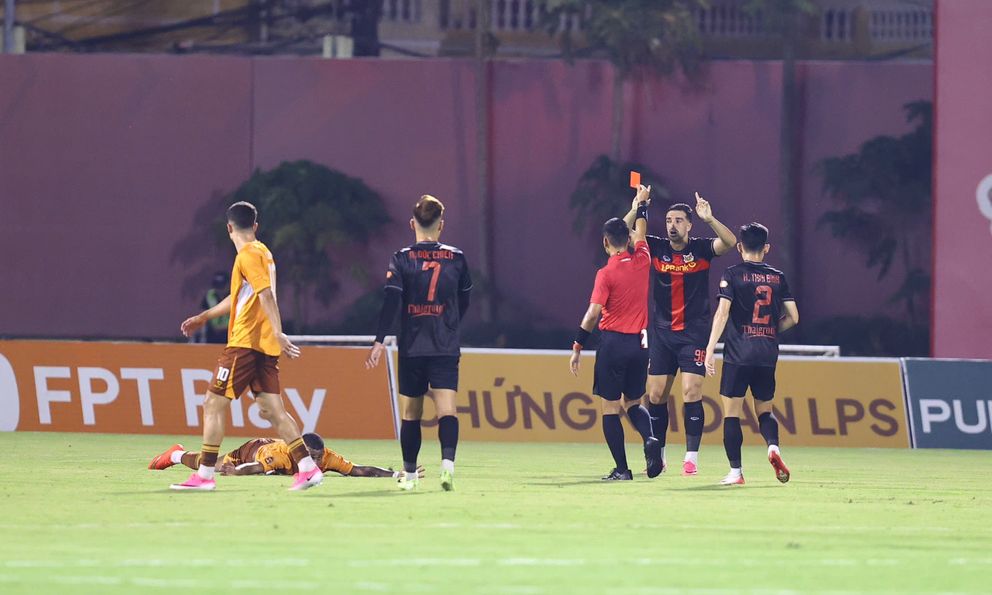 Hoàng Đức rực sáng, Ninh Bình FC thắng HAGL 4-3 trong trận đấu có 2 thẻ đỏ