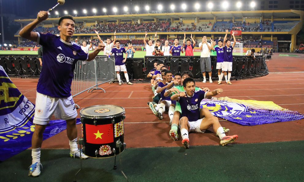 Văn Quyết làm nhạc trưởng đánh trống cho CLB Hà Nội Viking chèo thuyền ăn mừng trận thắng 2-1 CAHN 