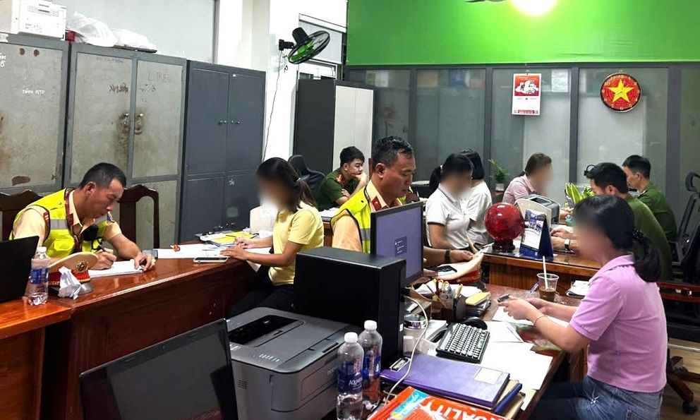 Xử phạt 6 phụ nữ ngồi tạo dáng chụp ảnh giữa khúc cua trên đèo Hải Vân
