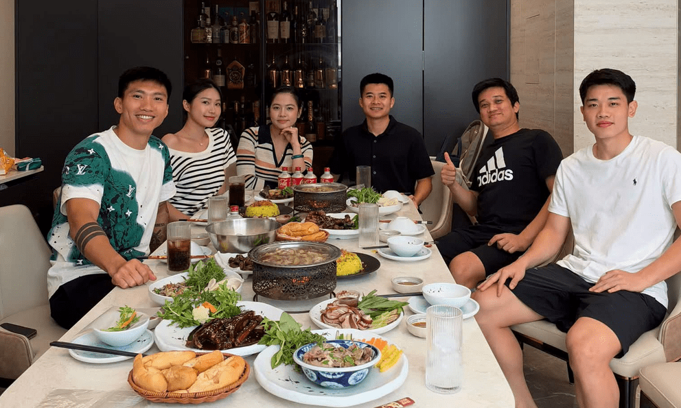 Đoàn Văn Hậu - Doãn Hải My đãi cơm khách, chiếc ghế trống cạnh Đình Bắc gây chú ý