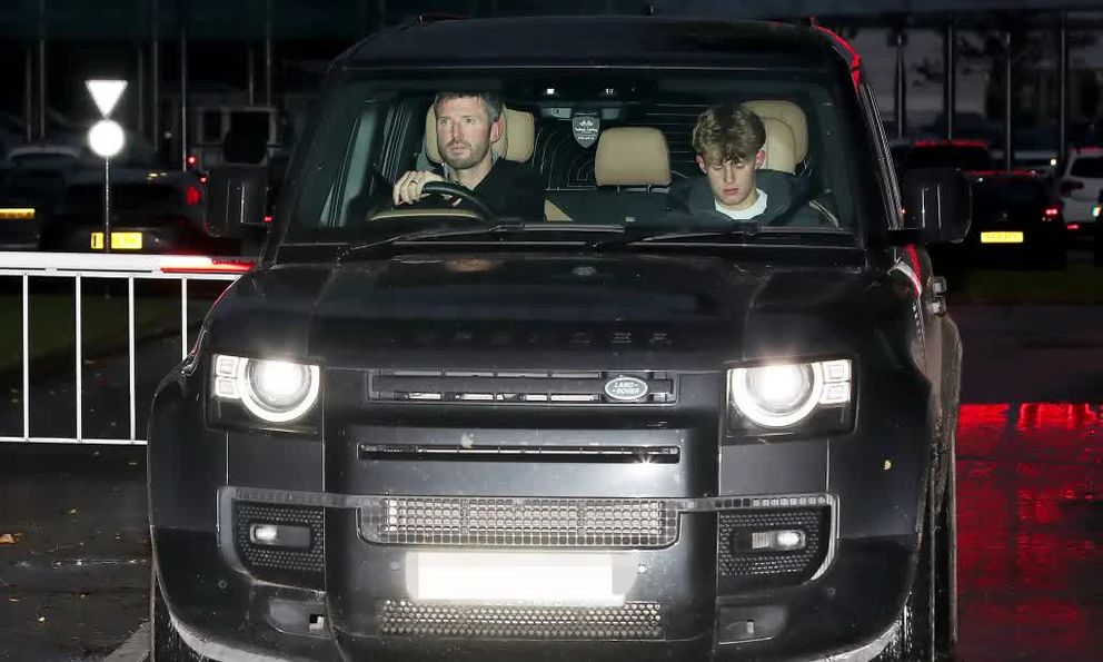 Paparazzi bắt trọn cảnh Carrick lái xe rời đi sau cuộc họp khẩn về tương lai tại Man Utd