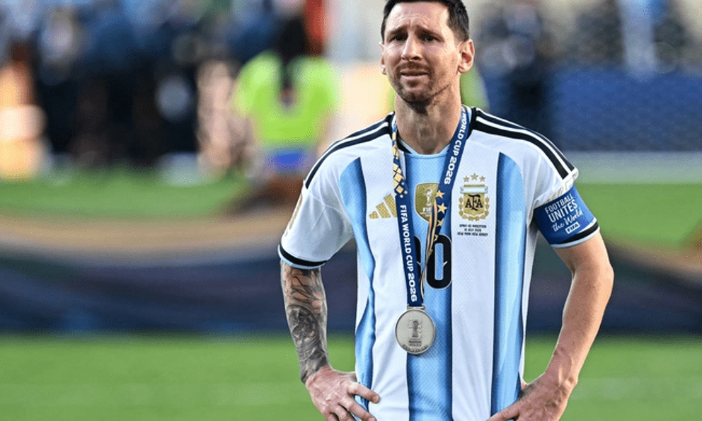 Messi vướng tranh cãi 