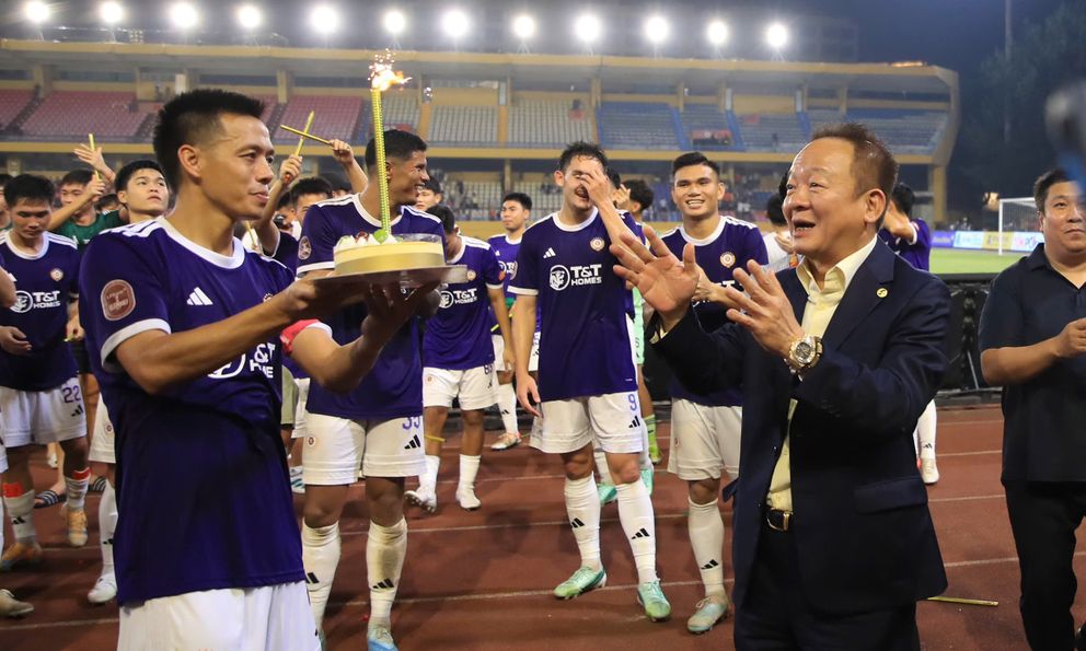 Bầu Hiển đón sinh nhật tưng bừng ngày CLB Hà Nội thắng ngược dòng Ninh Bình đầy cảm xúc 