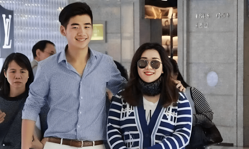 Con rể kín tiếng nhất gia tộc hào môn đình đám: Học bá Harvard 21 tuổi đã kết hôn, nhà gái tặng hồi môn 5.000 tỷ đồng, cuộc sống hiện tại gây ngỡ ngàng