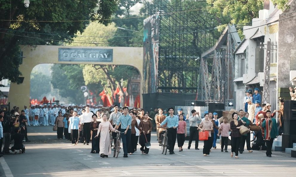 Sáng nay, 1 vạn người tham gia Đại thực cảnh đặc sắc trên sân khấu hiếm có trải dài 1,7km quanh Bờ Hồ   