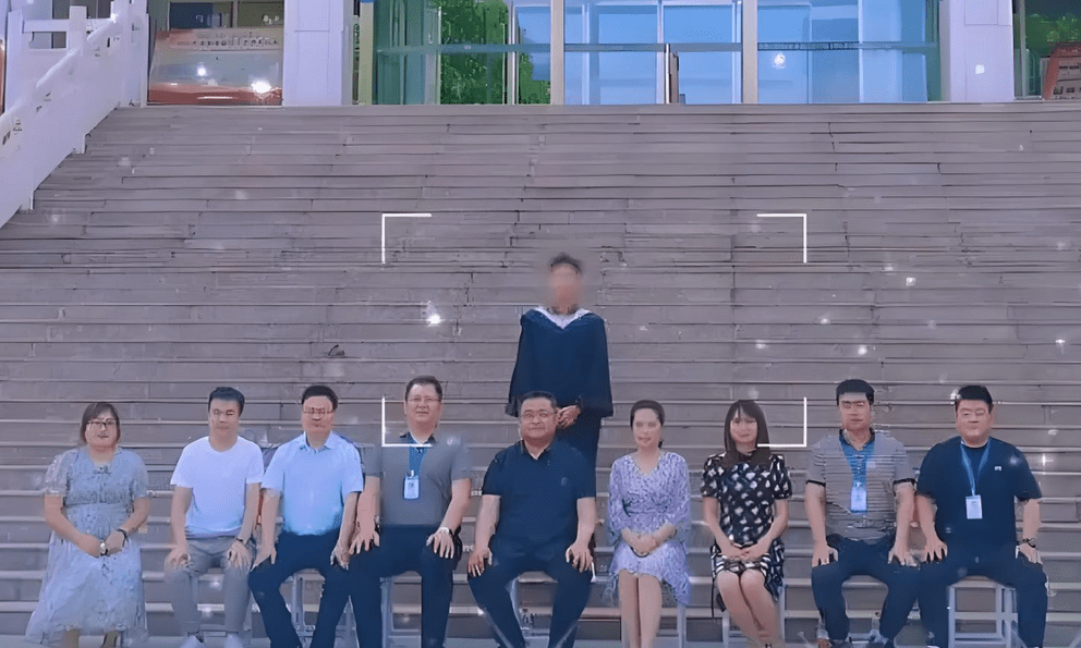 Bức ảnh tốt nghiệp ĐH “cô đơn” nhất: 9 giáo viên chỉ có 1 sinh viên, ngành học nhiều người chưa từng biết đến