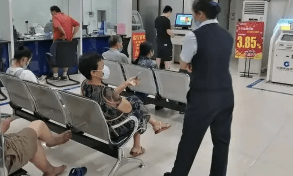 Chồng qua đời để lại 2 tỷ đồng trong tài khoản, vợ đi rút tiền thì bị kiện vì tội chiếm đoạt: Tòa án Trung Quốc ra phán quyết gây bất ngờ 