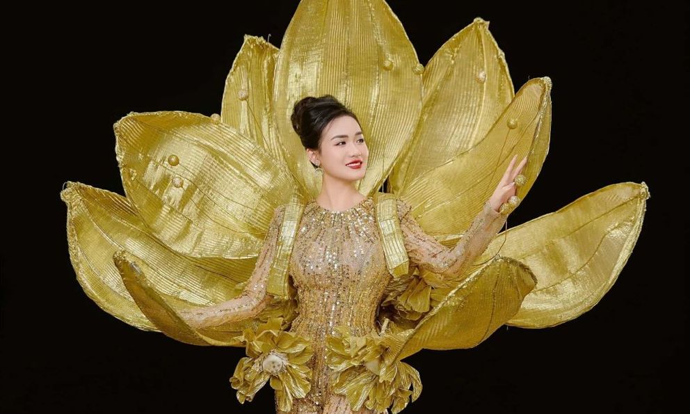  Nữ CEO Hà Thành vừa đăng quang Mrs Earth International 2024: Ấn tượng với trang phục sen vàng nặng 10kg