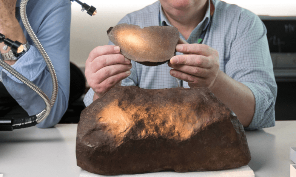 9 năm trước, người đàn ông khăng khăng giữ hòn đá làm 