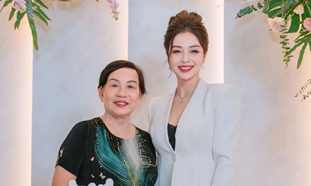 Mẹ chồng U80 của Hoa hậu Jennifer Phạm: Gia đình danh giá, liên tục lọt top người giàu nhất sàn chứng khoán Việt 