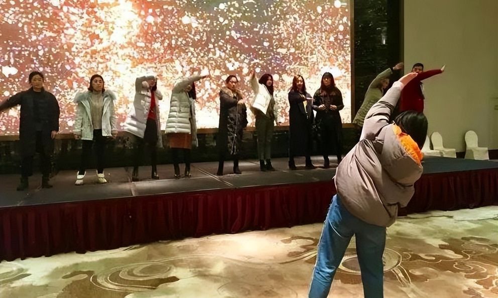 Bị sa thải do không tham gia văn nghệ cuối năm, nữ nhân viên kiện công ty, đòi bồi thường 70 triệu đồng: Phán quyết của tòa gây bất ngờ 