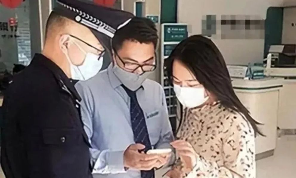 Khách mang hơn 8,6 tỷ đồng tiền đền bù đất đi gửi tiết kiệm, sau 1 năm không còn đồng nào: Tòa án và cảnh sát xác nhận “ngân hàng không phải chịu trách nhiệm”